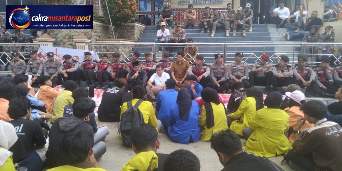Mahasiswa Demo di Kantor DPRD Bukittinggi,Dari 100 Tahun Jam Gadang Hingga Kritik Pedas Ke Istana